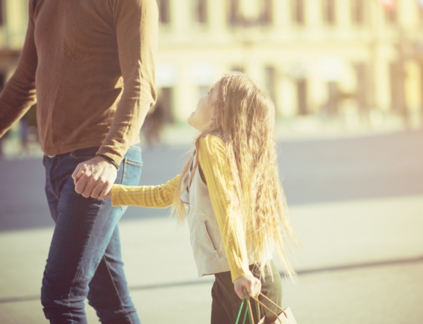 „Nem erős nőnek nevelt, hanem passzív feleségnek” – Nők történetei, akiket az apjuk nevelt fel