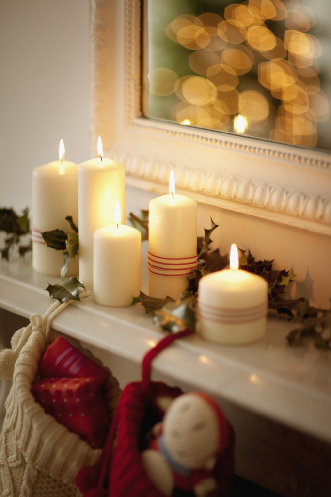 Bougies de Noël sur une cheminée
