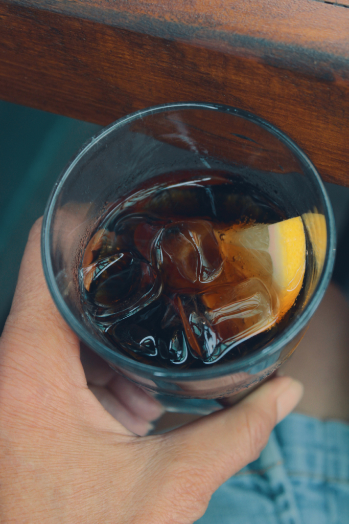 Férfi light colát iszik jéggel