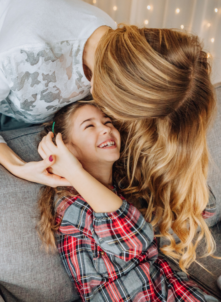 Anya és kislánya együtt játszanak