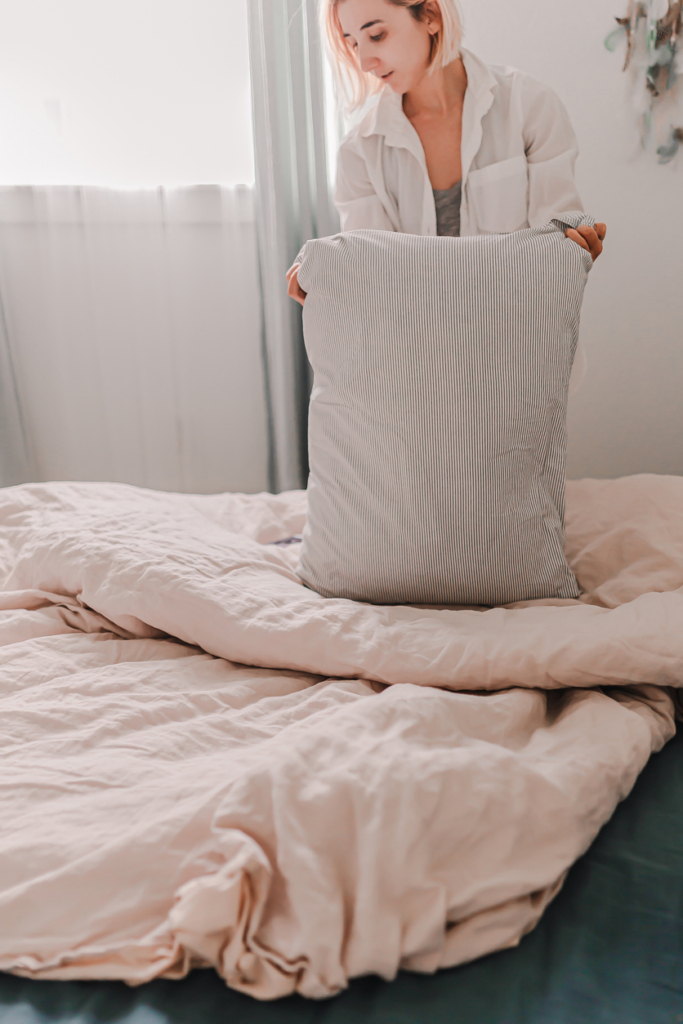 Nő áthúzza az ágynemű huzatot