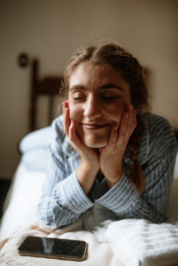 Fiatal lány élvezi a reggeli napsütést