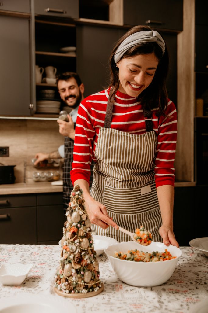 Fiatal pár ünnepi vacsorát készít
