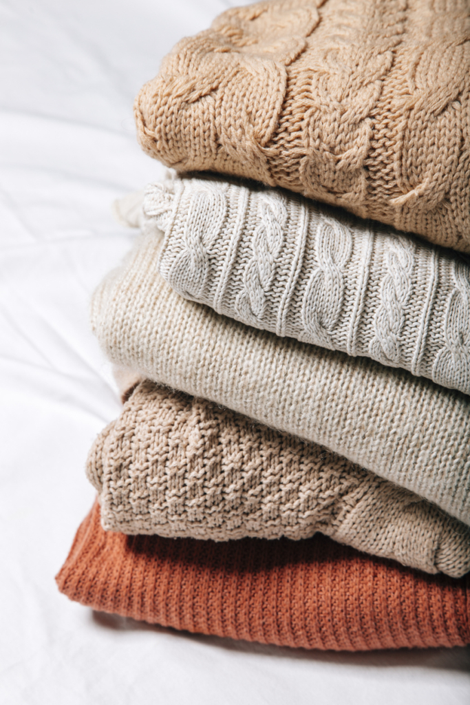 Színes kötött pulóverek egymáson