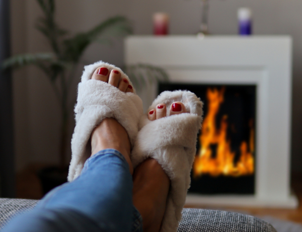 Fagyos, csillogó, ünnepi: 6 pedikűrszín, ami feldobja a tél minden napját