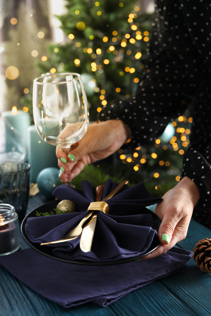 Karácsonyi teríték készítése az ünnepi asztalnál