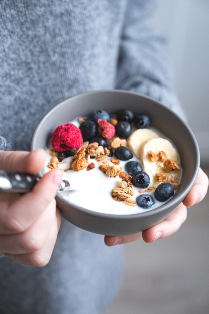 Egy tál teljes kiőrlésű zabpehely gyümölcsökkel