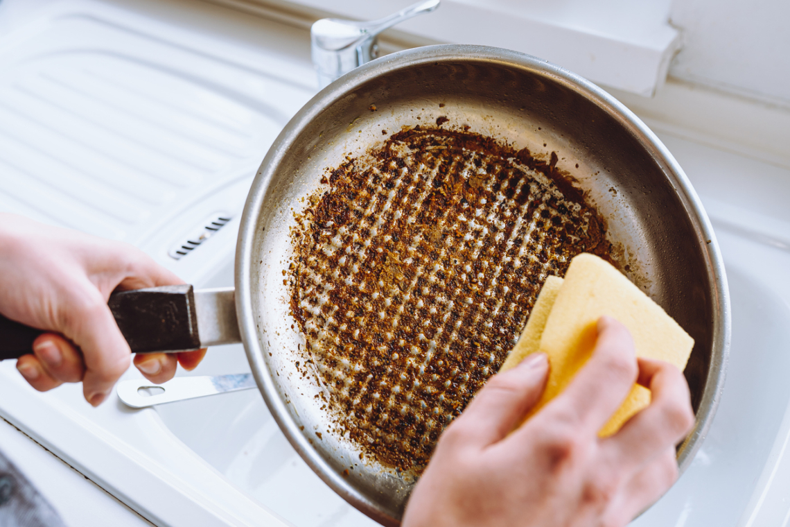 Elfelejtheted a súrolást! Ez a legjobb trükk a leragadt étel eltávolítására