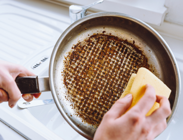 Elfelejtheted a súrolást! Ez a legjobb trükk a leragadt étel eltávolítására