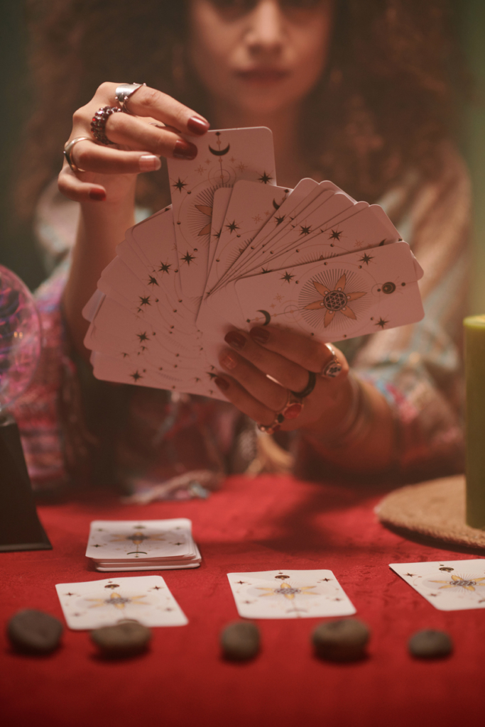 Nő Tarot kártyákat olvas