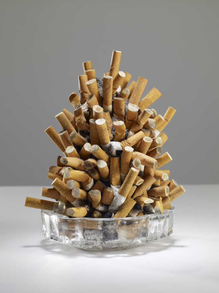Rengeteg elnyomott cigaretta csikk egy hamutálban