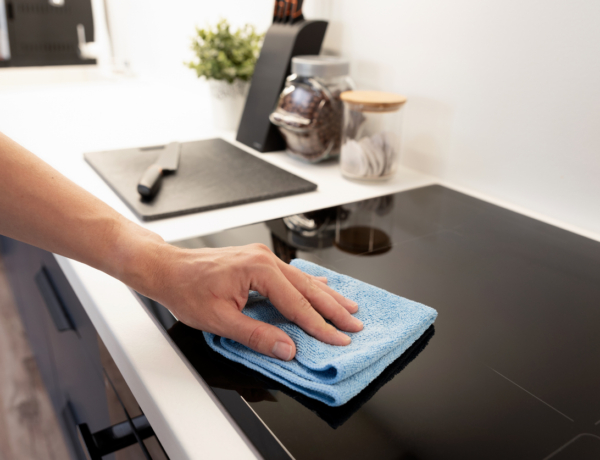 Takarítási kisokos: Ezek a tisztítószerek tönkre tehetik a főzőlapodat