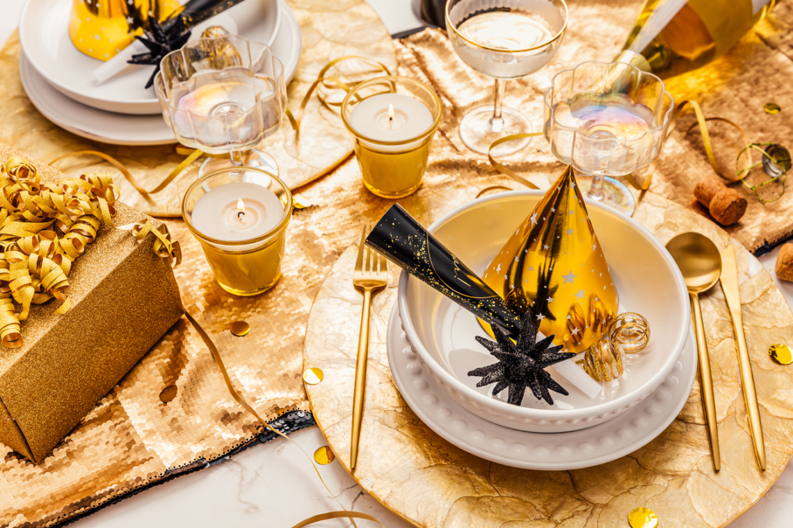 Elegáns szilveszteri házibuli otthon – finoman csillogó dekor ötletek