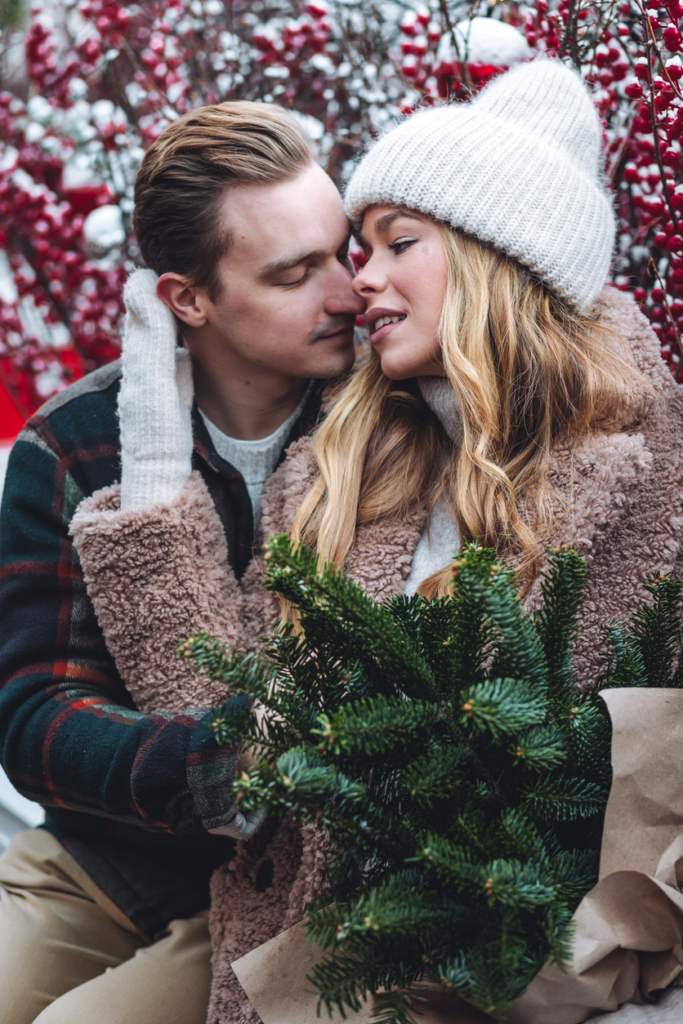 Téli romantika, férfi és nő csókra hajol
