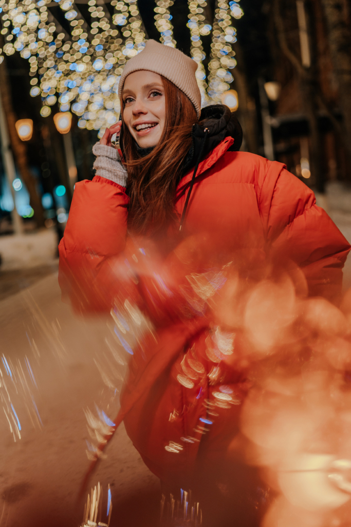 Fiatal telefonáló lány portré