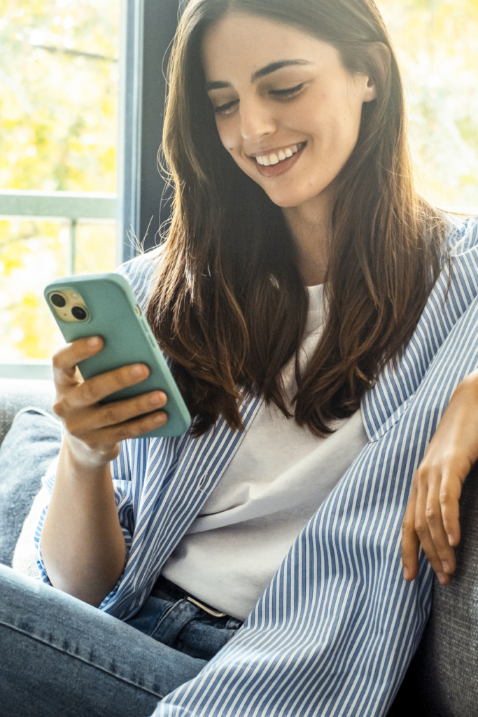 Fiatal nő a telefonját nyomkodja