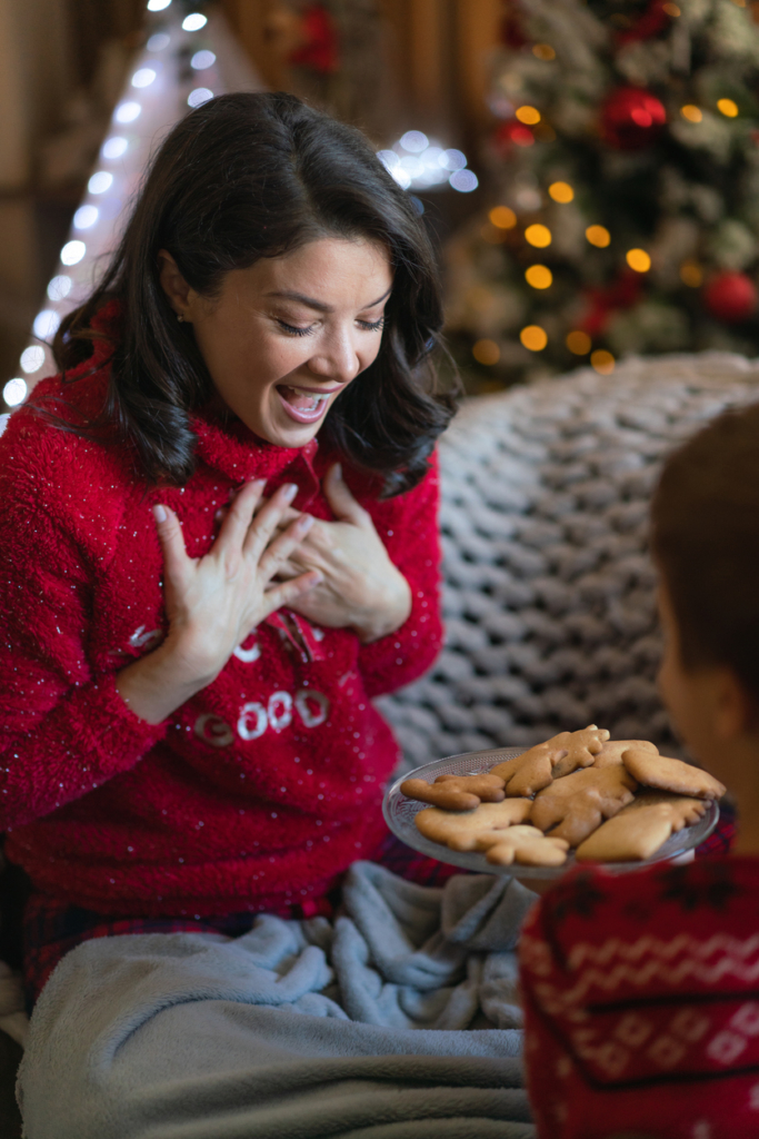 Nő örül a mézeskalácsoknak