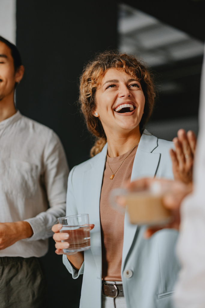 Nő határozottan kommunikál munkahelyi környezetben