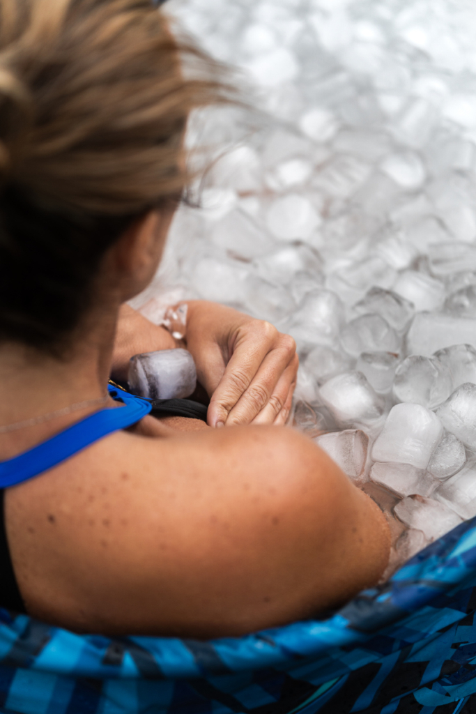 Nő egy kád jeges vízben ül