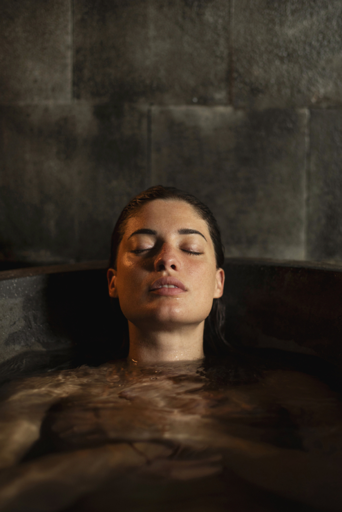 Nő a fürdőkádban ülve élvezi a vizet