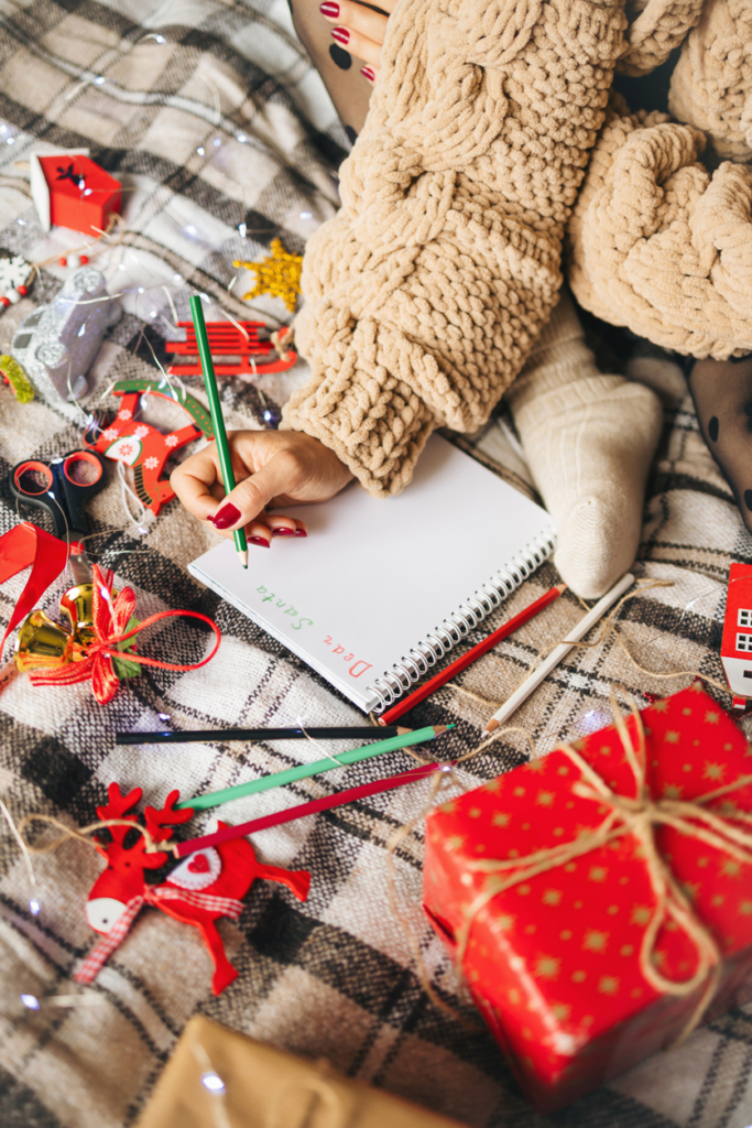 Nő listát ír karácsonyi dekorációk között