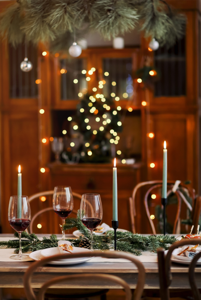 Table dressée avec ambiance festive