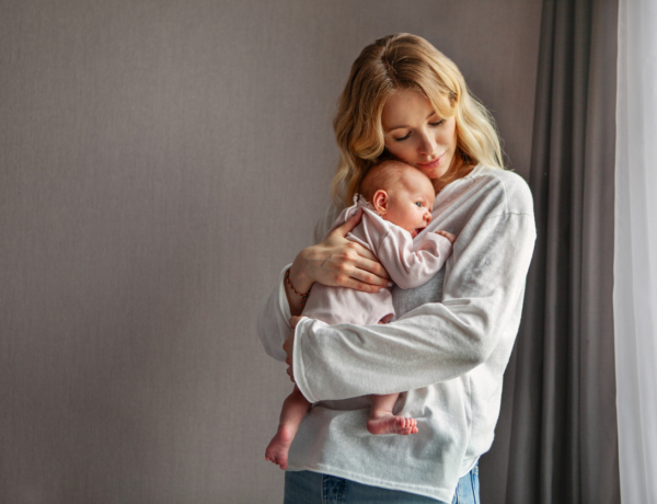 Az anyai bűntudat iparága: Ki profitál belőle?