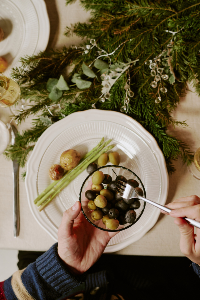 Férfi olivabogyókat szed a tányérjába