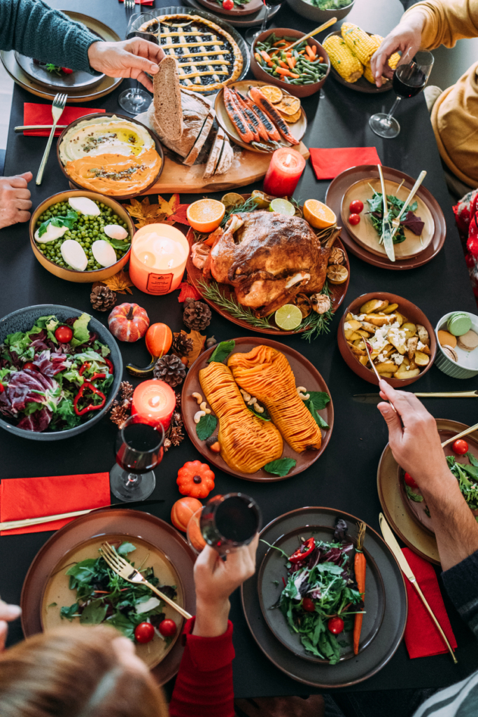 Karácsonyi megterített asztal, tele ételekkel és italokkal