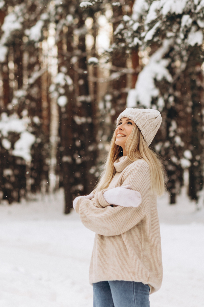 Fiatal lány sétál a havas tájon