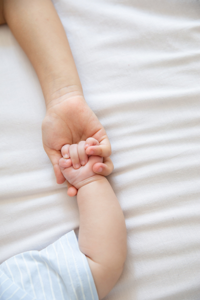 Kisgyermeke kezét fogó nő