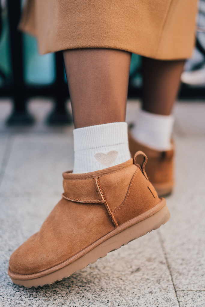 UGG csizma női lábon