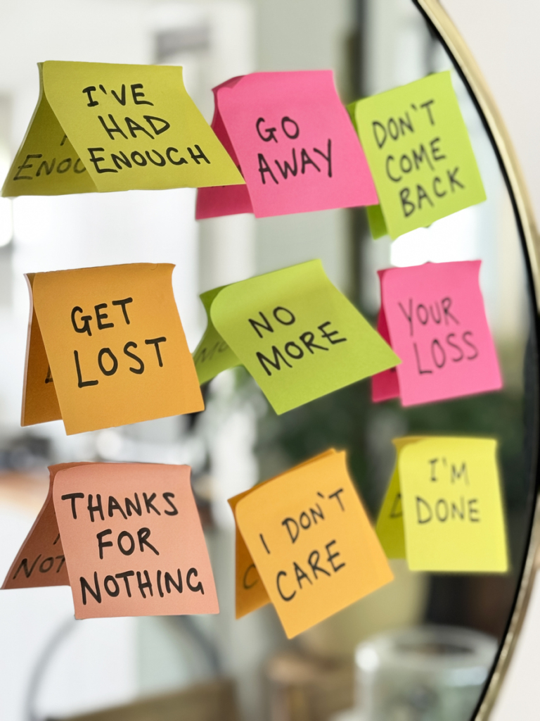 Post it cetlikre írt üzenetek egy tükörre ragasztva