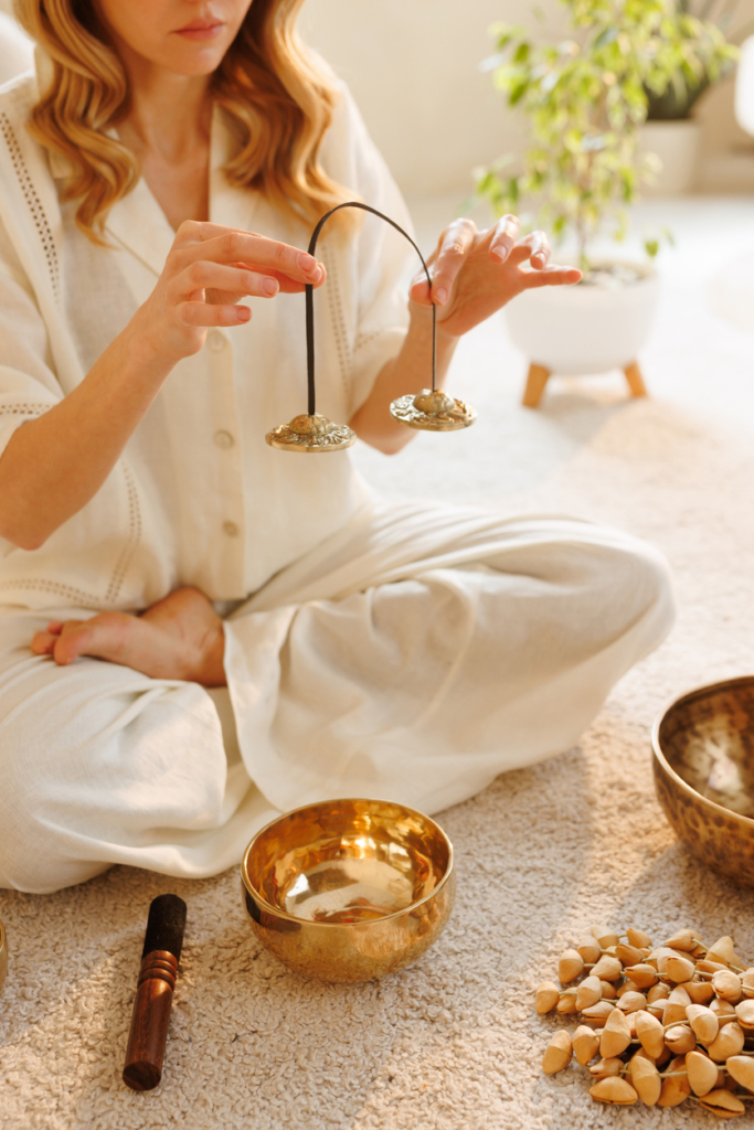 Nő meditációhoz készülődik