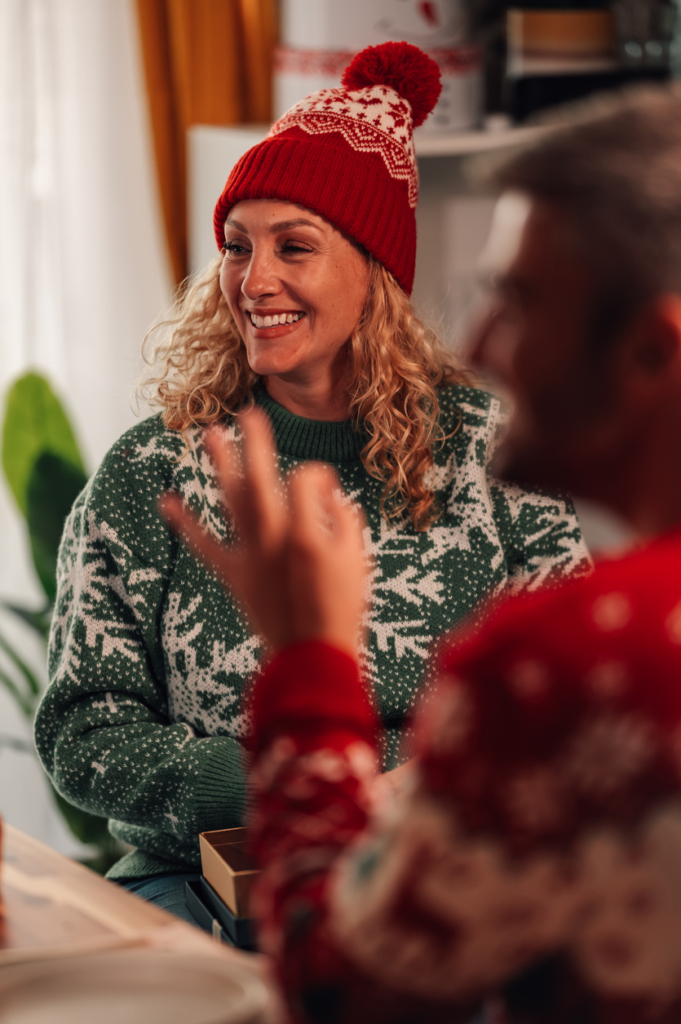 Vidám középkorú nő beszélgetés közben