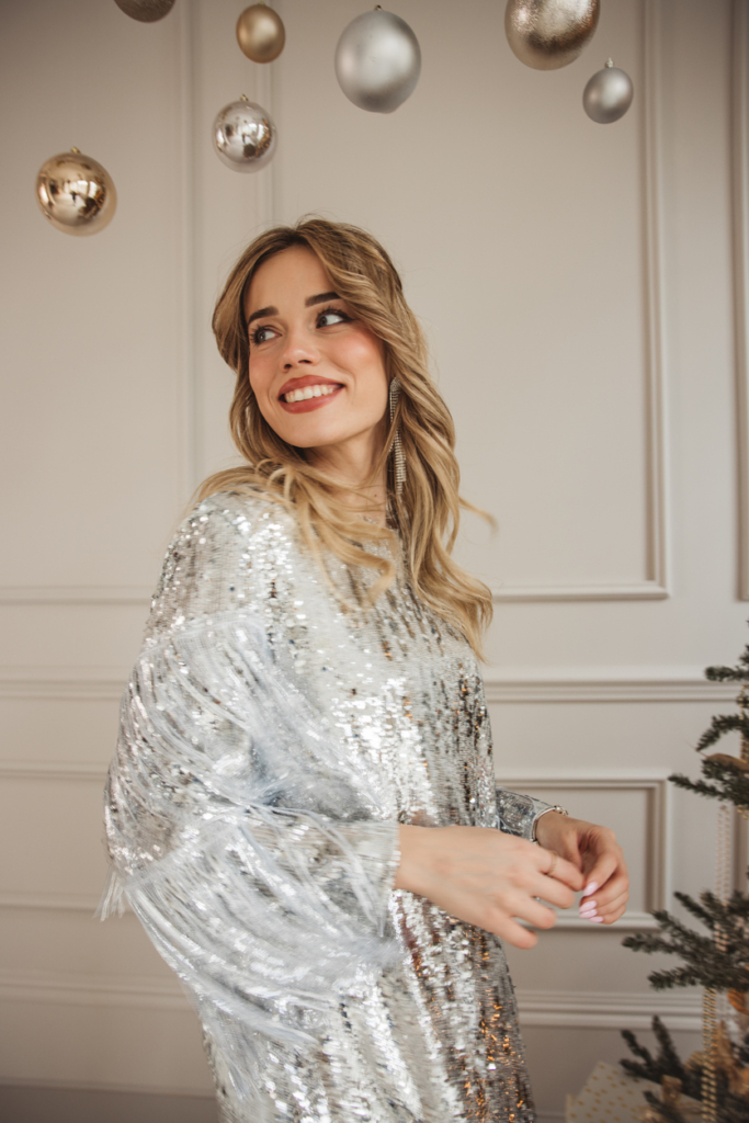 Stílusos nő ünnepi flitteres ruhában