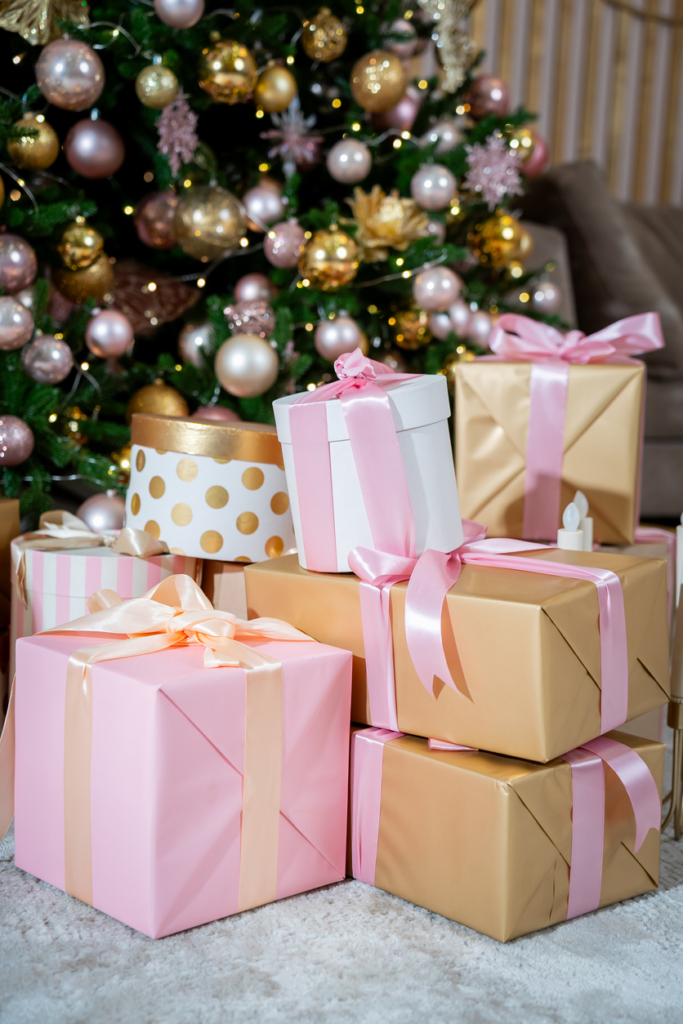 Rengeteg karácsonyi ajándék szépen becsomagolva a karácsonyfa alatt