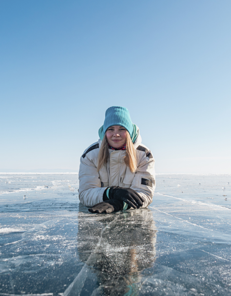 Nő fekszik a jégen