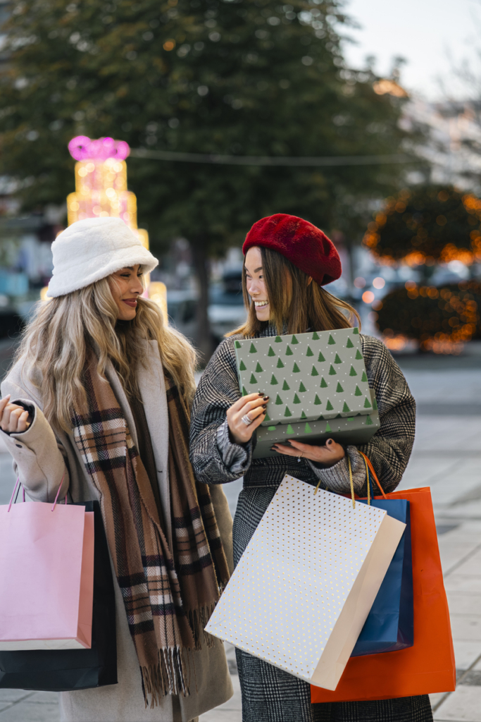 Két nő shoppingol a karácsonyi vásárban