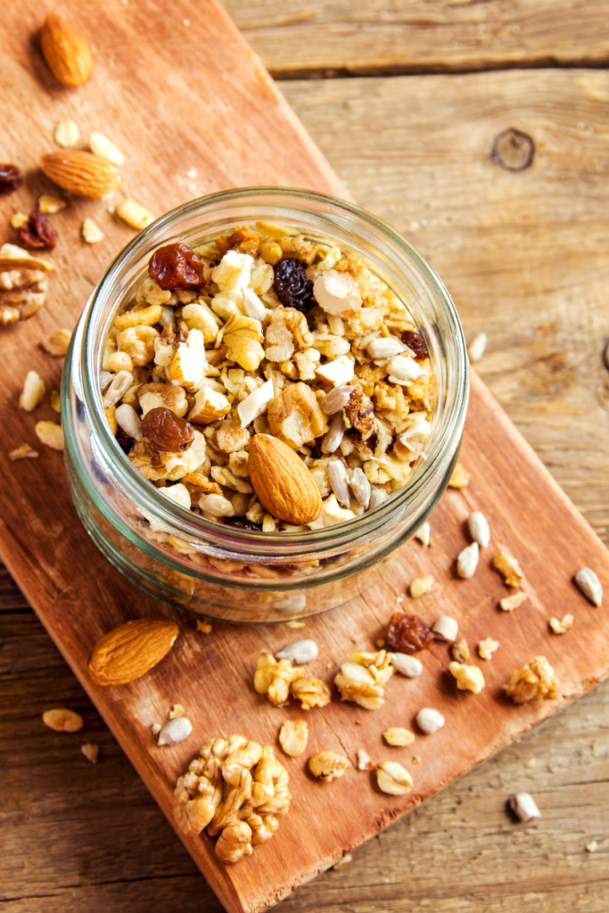 Házi készítésű granola üvegcsében