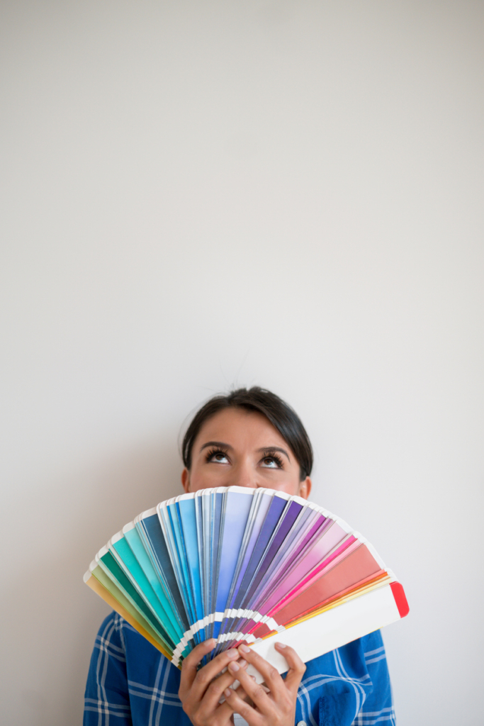 Nő egy Pantone színskálát tart a kezében