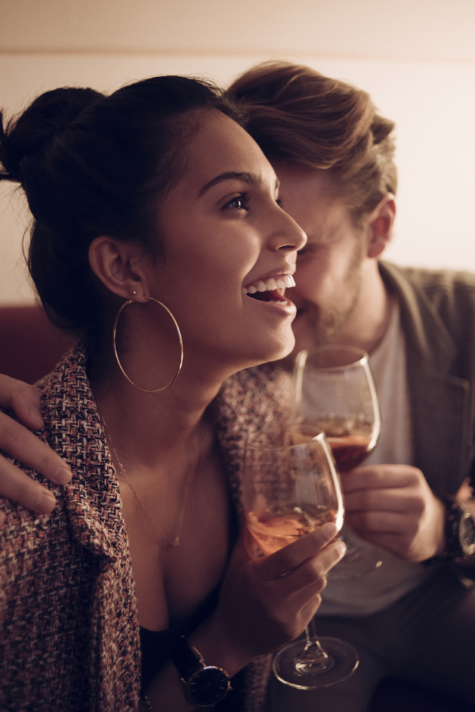 Romantikus vacsoraest egy pohár borral