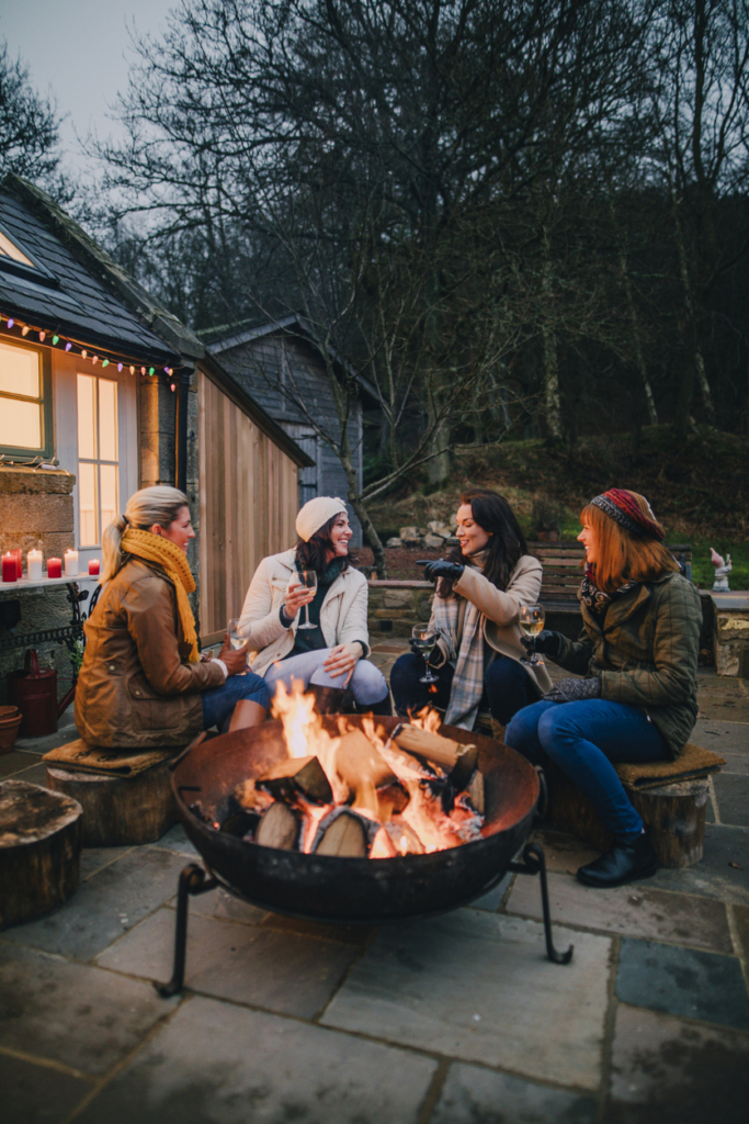 Barátnők a tábortűz mellett télen