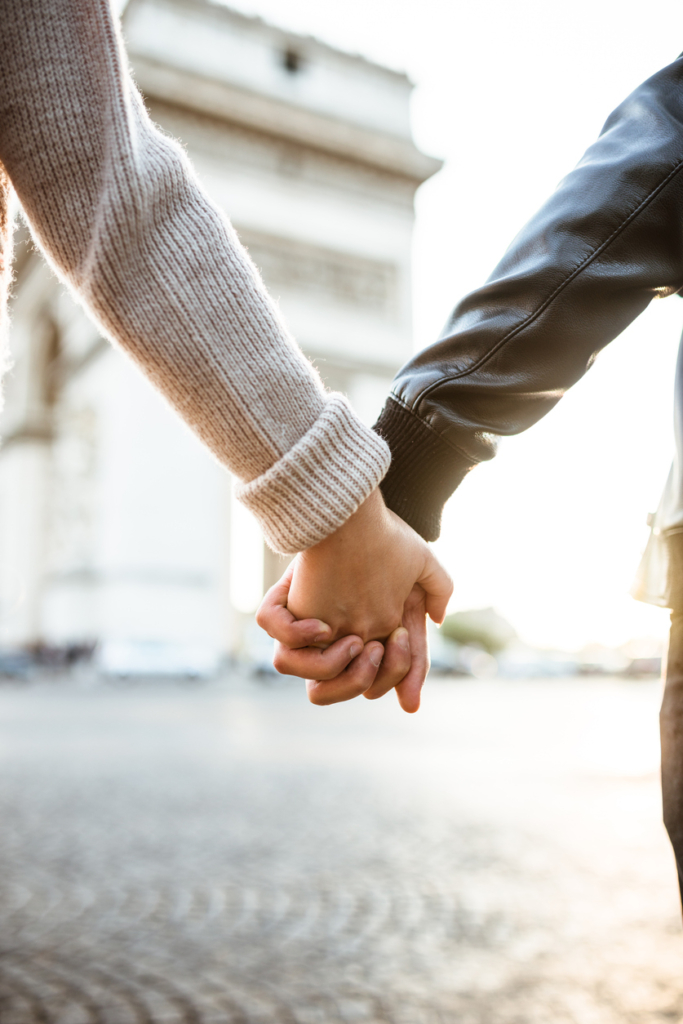 Pár fogja egymás kezét