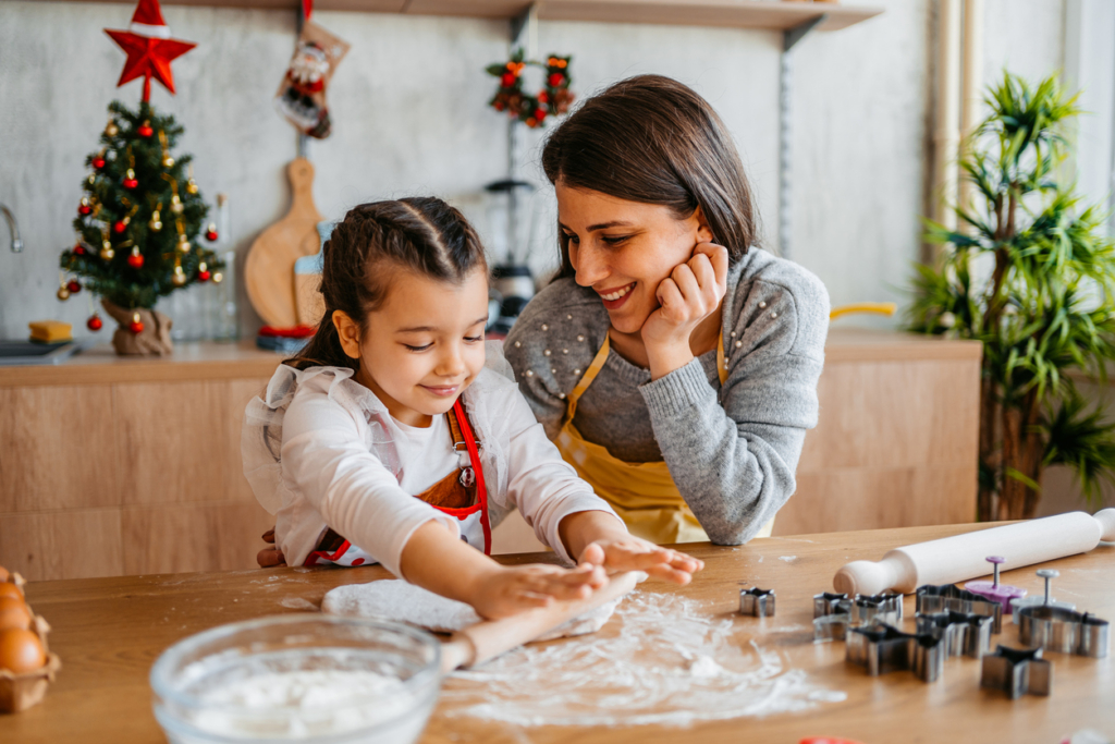 Kislány az anyukájával házi süteményt készít