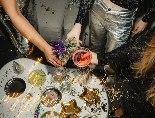 „Kidobtak egy buliról és az utcán sírva megismerkedtem a leendő férjemmel” – 10 különleges szilveszteri történet