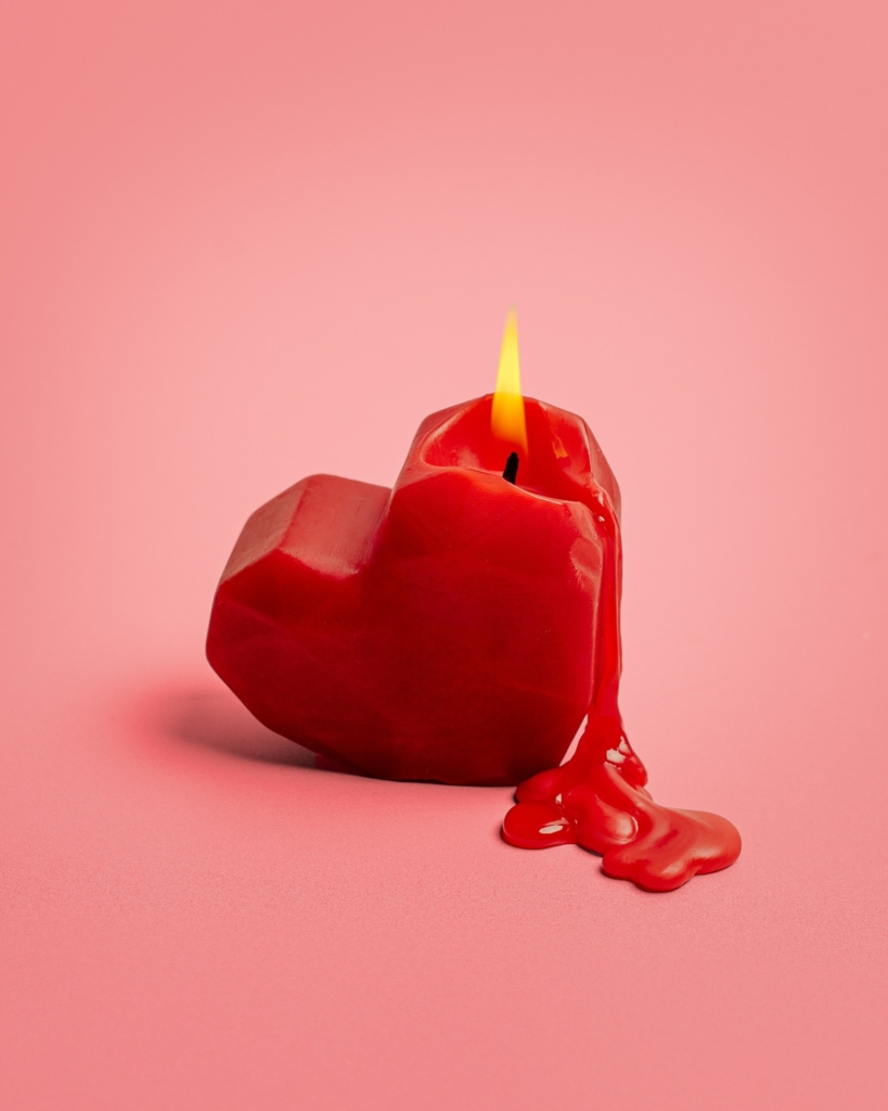 Égő szív alakú gyertya olvadásnak indul