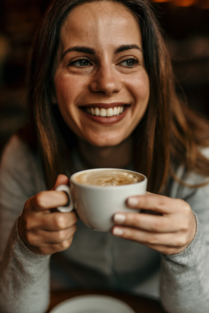 Kávét kortyoló nő