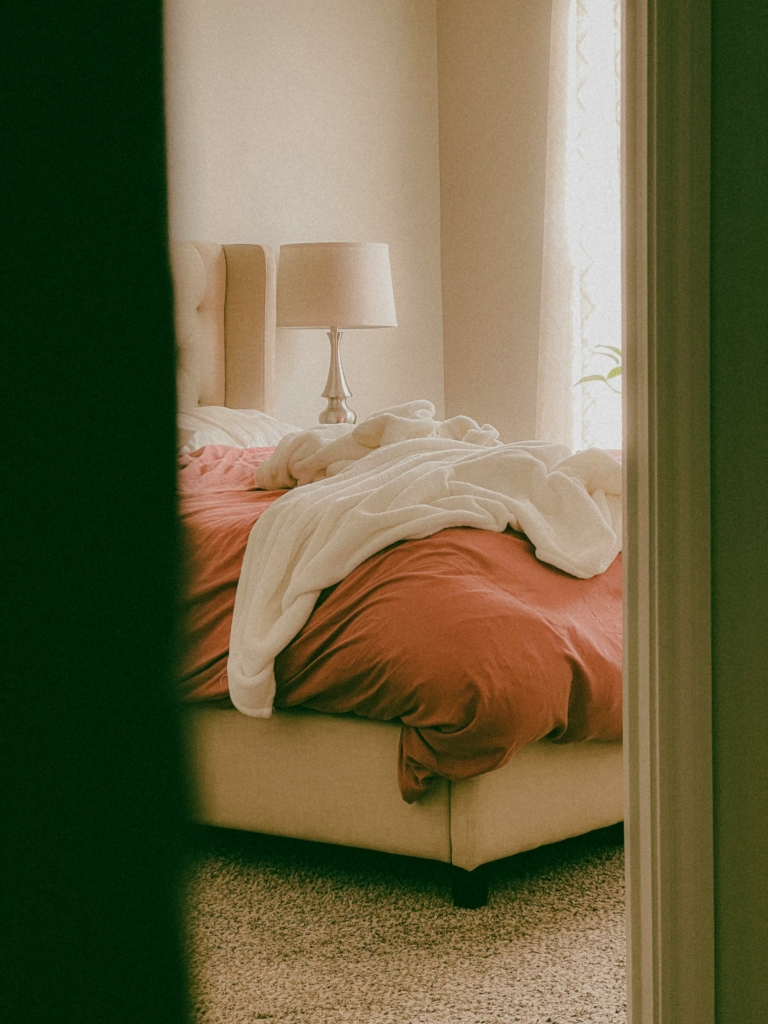 Lit de chambre non fait