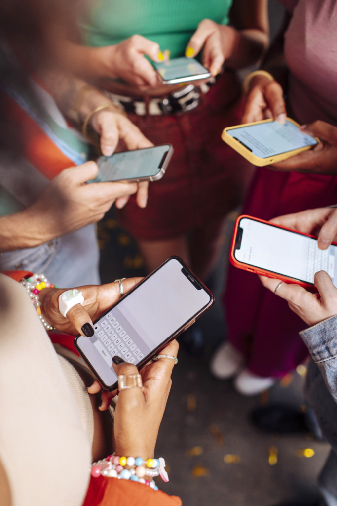 Okostelefonon üzenetet író fiatalok csoportja